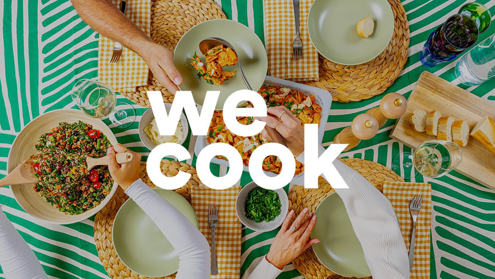 Logo WeCook sur table remplie de nourriture